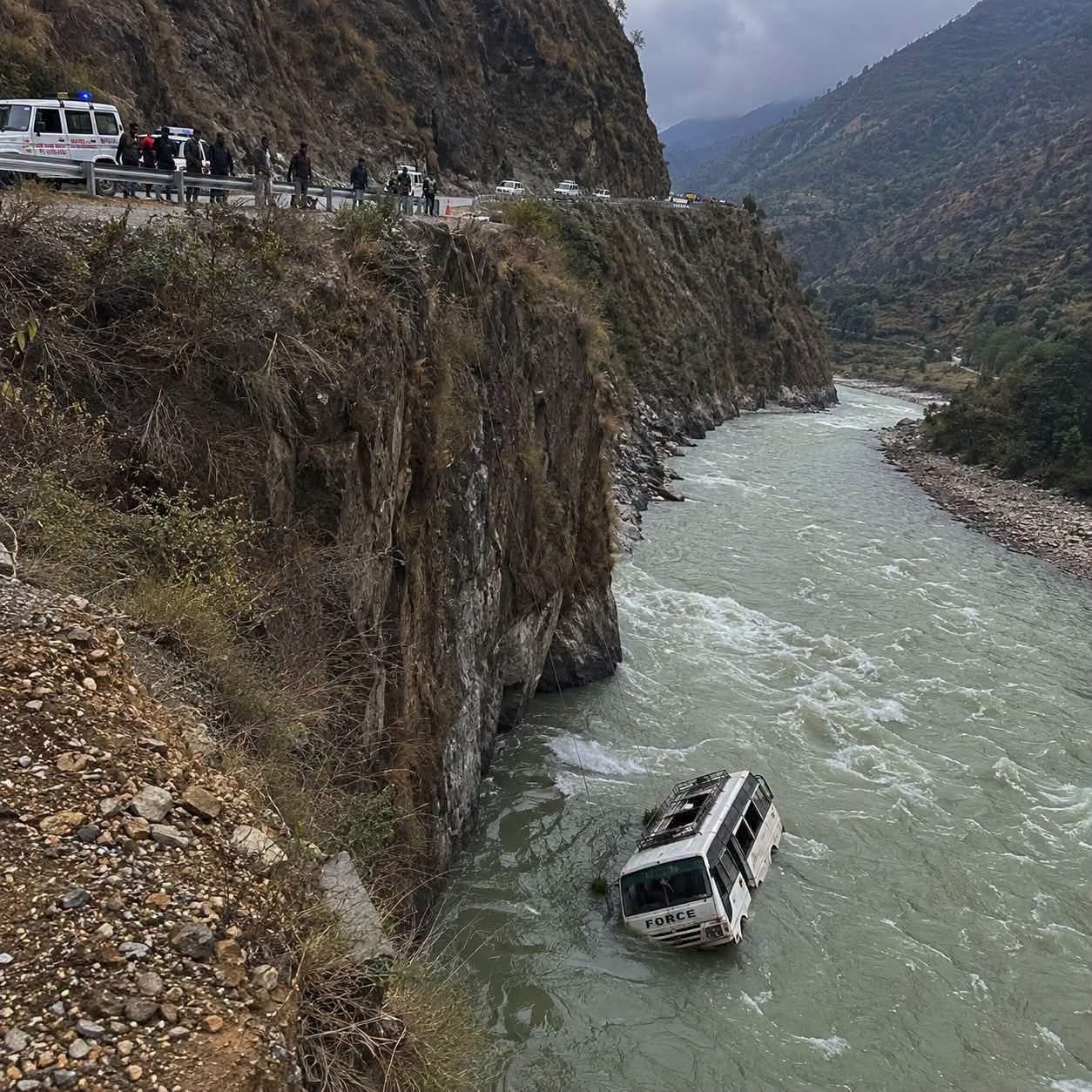 सुर्खेतबाट कालिकोट जाँदै गरेको हाइस कर्णाली नदीमा खस्यो, उद्धार तथा खोजी जारी